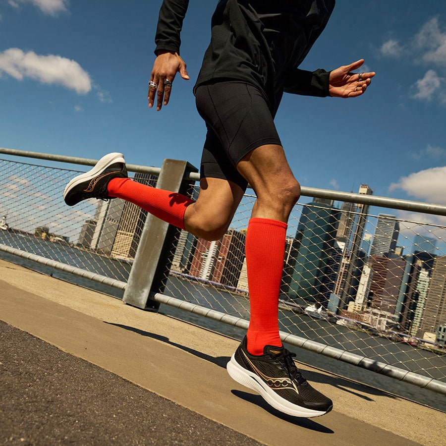 เปรียบเทียบรองเท้าวิ่ง Saucony endorphin speed VS Saucony endorphin pro เลือกซื้อรุ่นไหนดี? - Rev Online